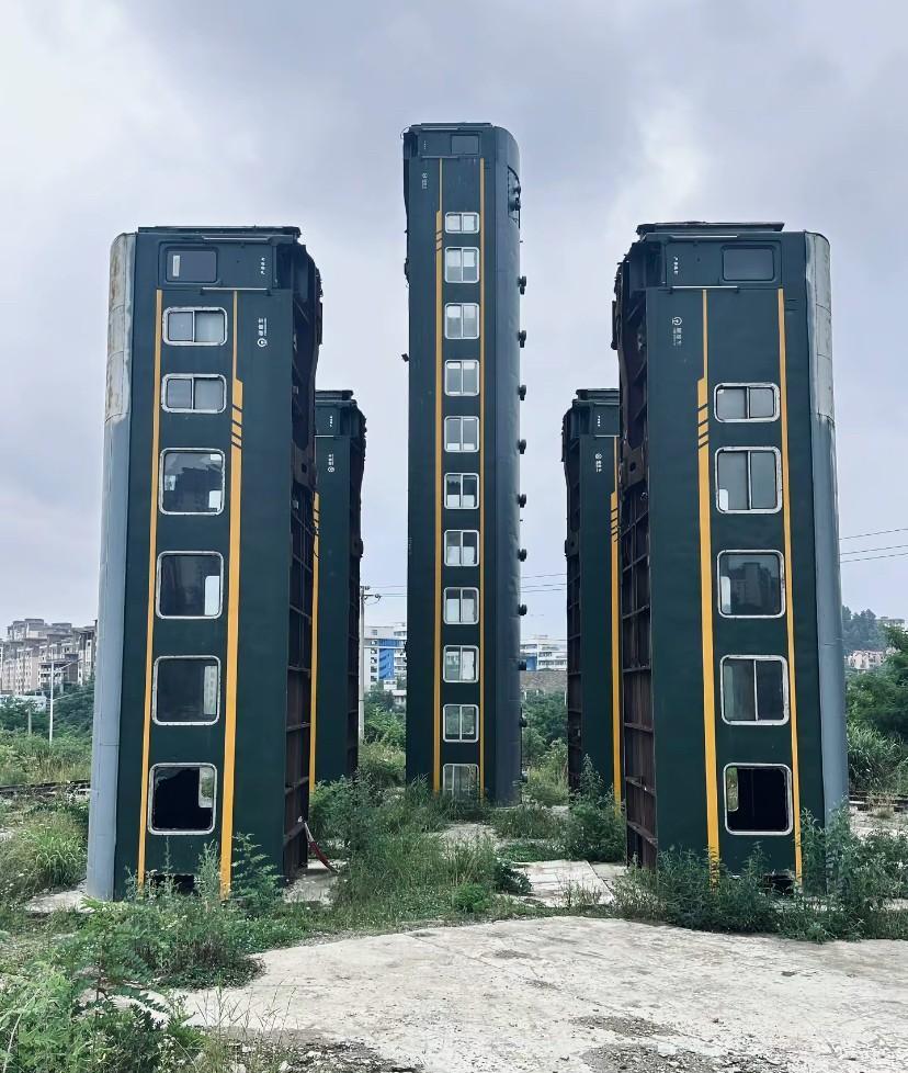 太壮观了，绿皮车竖起来的效果原来是这样，有多少人觉得比高层楼房还要好看的，这可比
