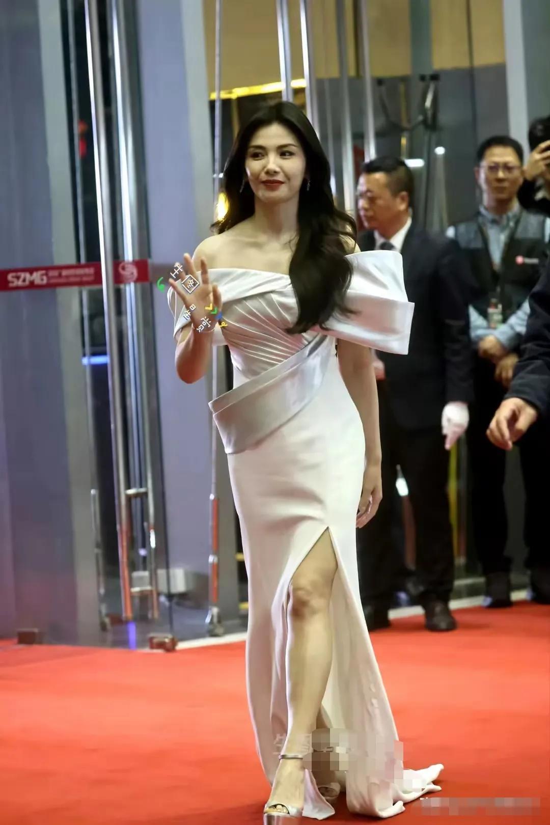 刘涛美图欣赏系列：白色礼服裙更显魅力无限