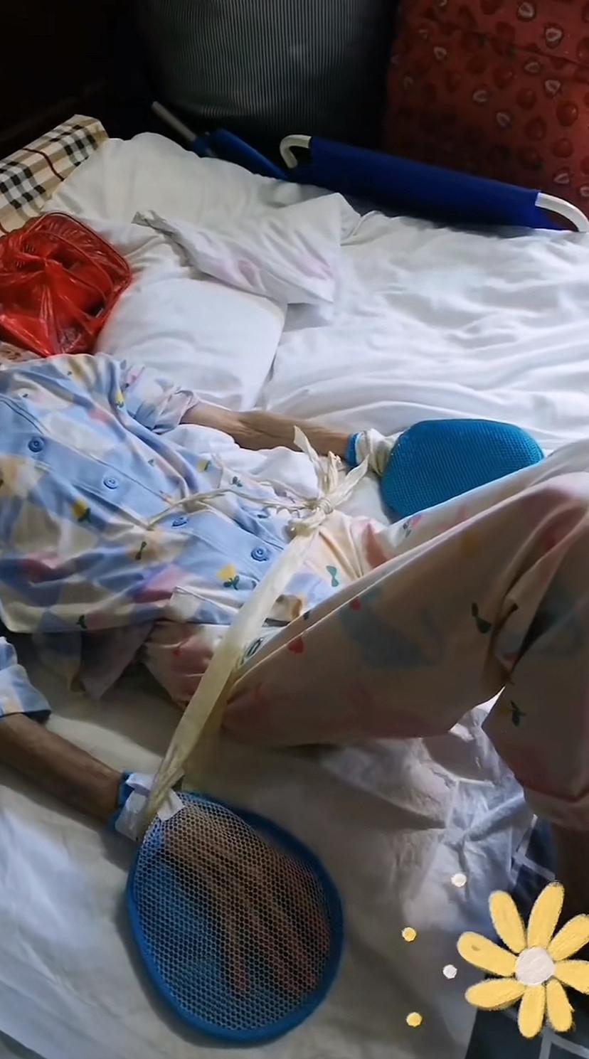 伺候老年痴呆的人真的是苦不堪言，我妈妈65得了脑年痴呆，常常乱跑，于是我直接把院