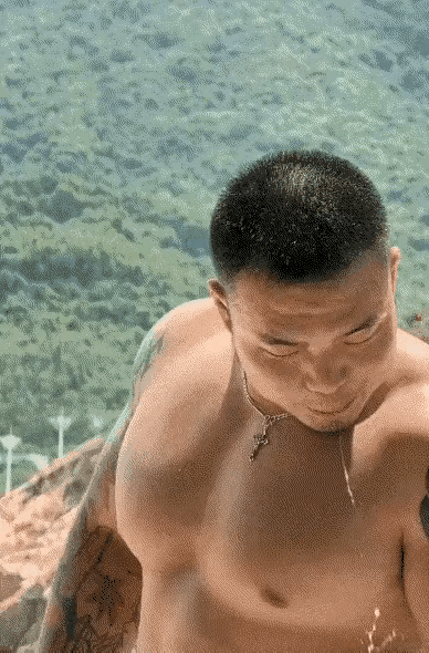 这哥们对这片水好像不太了解，凭着一时血气之勇，逞一时之能，结果就来了一个倒栽葱，