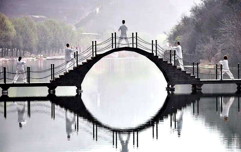 中老年人练太极拳，确实得把简单动作重复做。我邻居张阿姨就非要把那整套拳打