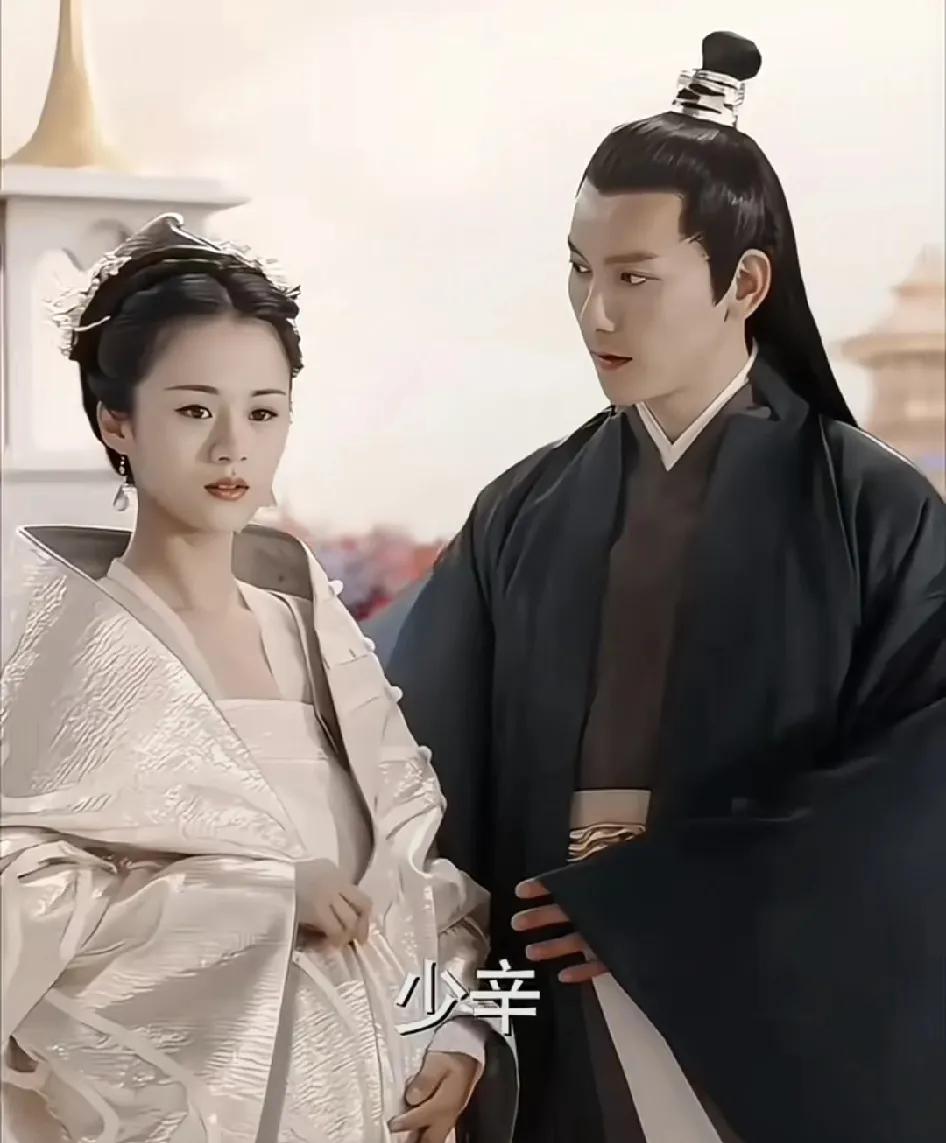 李小萌公布三胎时，不知怎的，我看着李小萌摸着肚子，一脸由内散发的幸福感。我就想