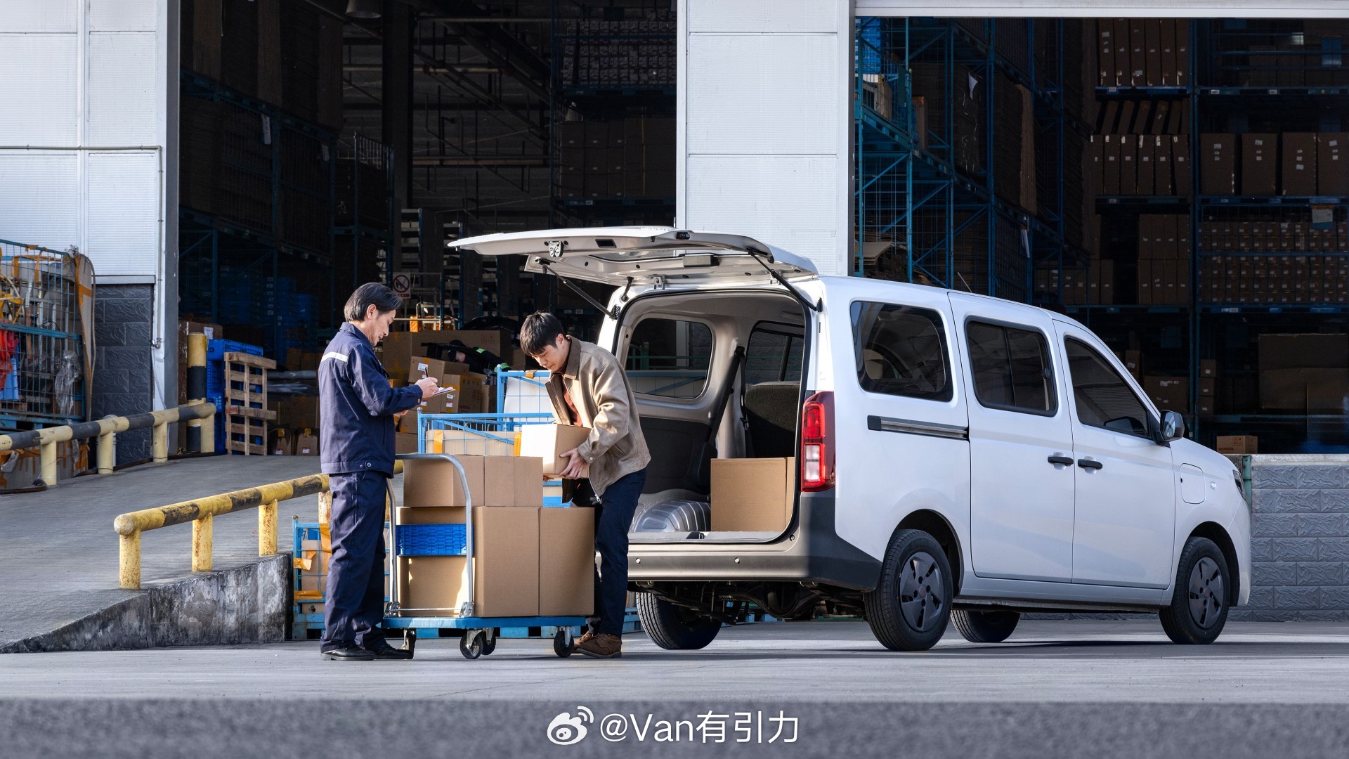 五菱荣光纯电版终于来了，310km标准型6.98万元。讲真，4.3方的货舱相比8