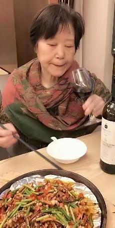 大妈第一次来到女儿家，女儿挺客气招待她，给她炒了几个菜，还开了一瓶红酒，可是女婿
