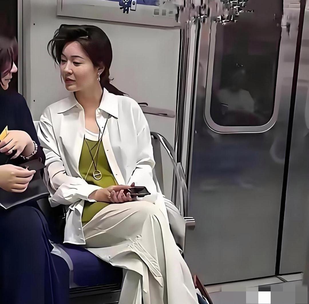 这绝对是我见过最有气质的女人！这女人一看就是有钱人。