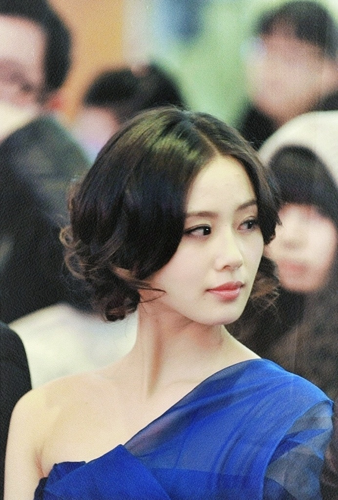 空谷幽兰的美宝蓝色在她身上尤为漂亮，显得特别高贵大方