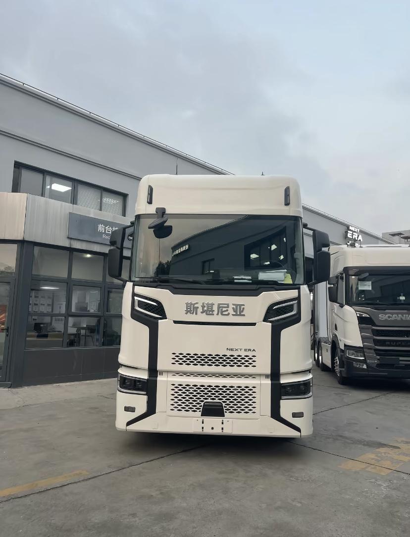 斯堪尼亚为讨好中国用户，果断采用中文车标！由于斯堪尼亚中国公司的高管全部都是