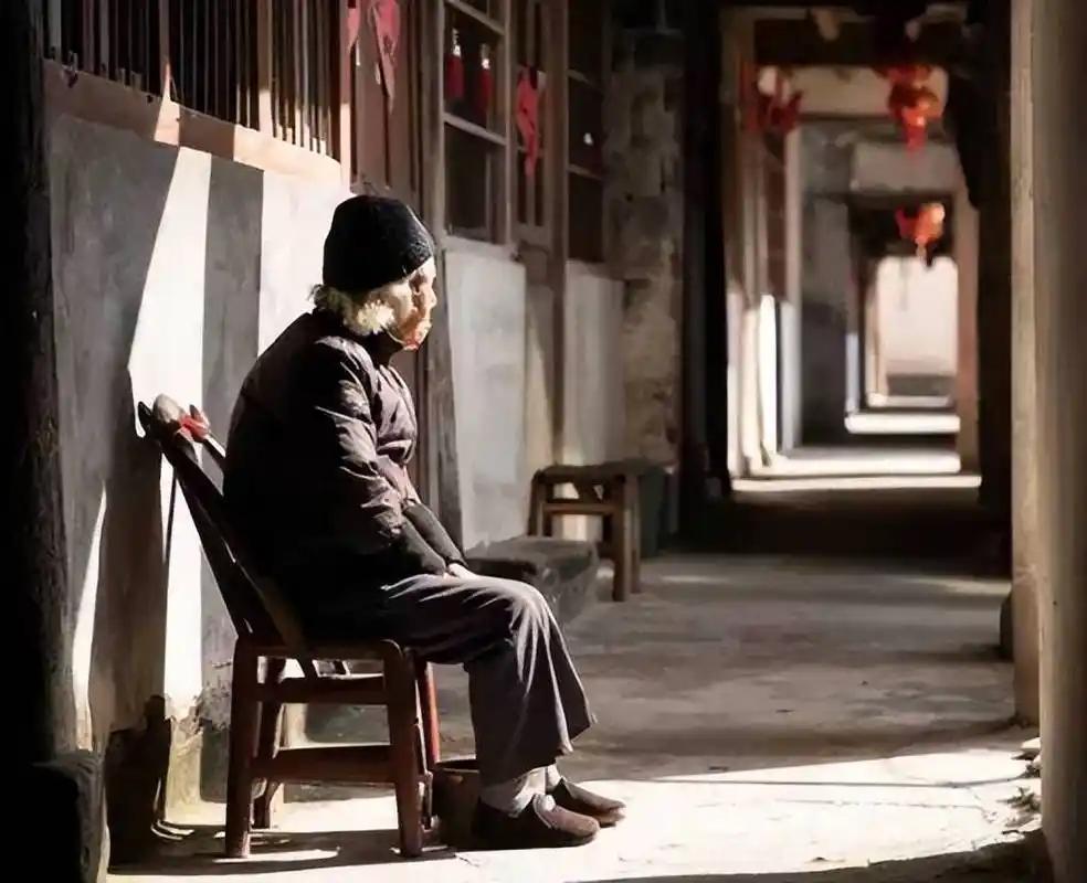 一位退休老人非常现实的忠告：如果你有退休金，还有三四十万存款，那听我一个建议：