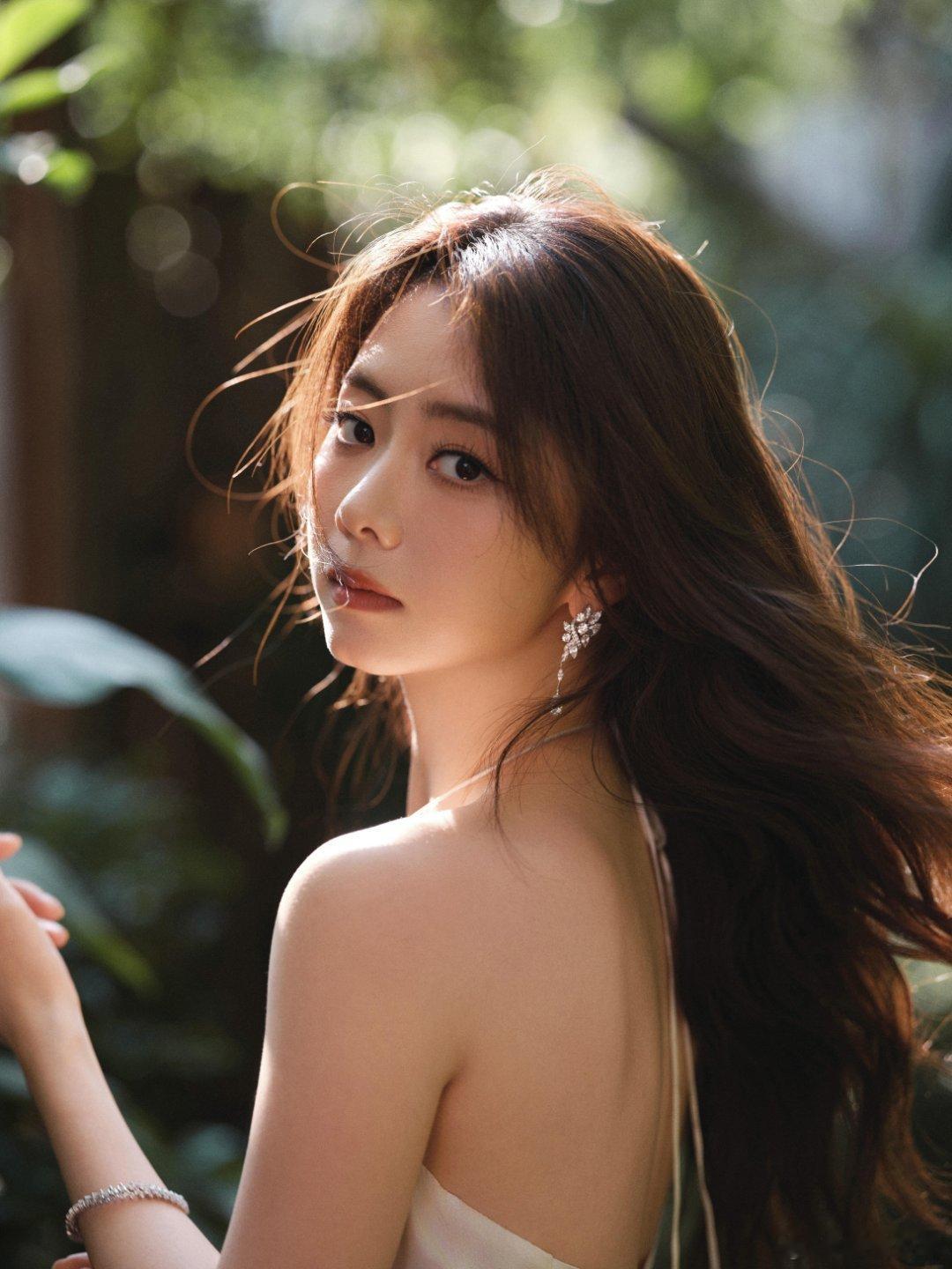 谭松韵气质气场就是拔尖的，一眼就能看到她的美貌