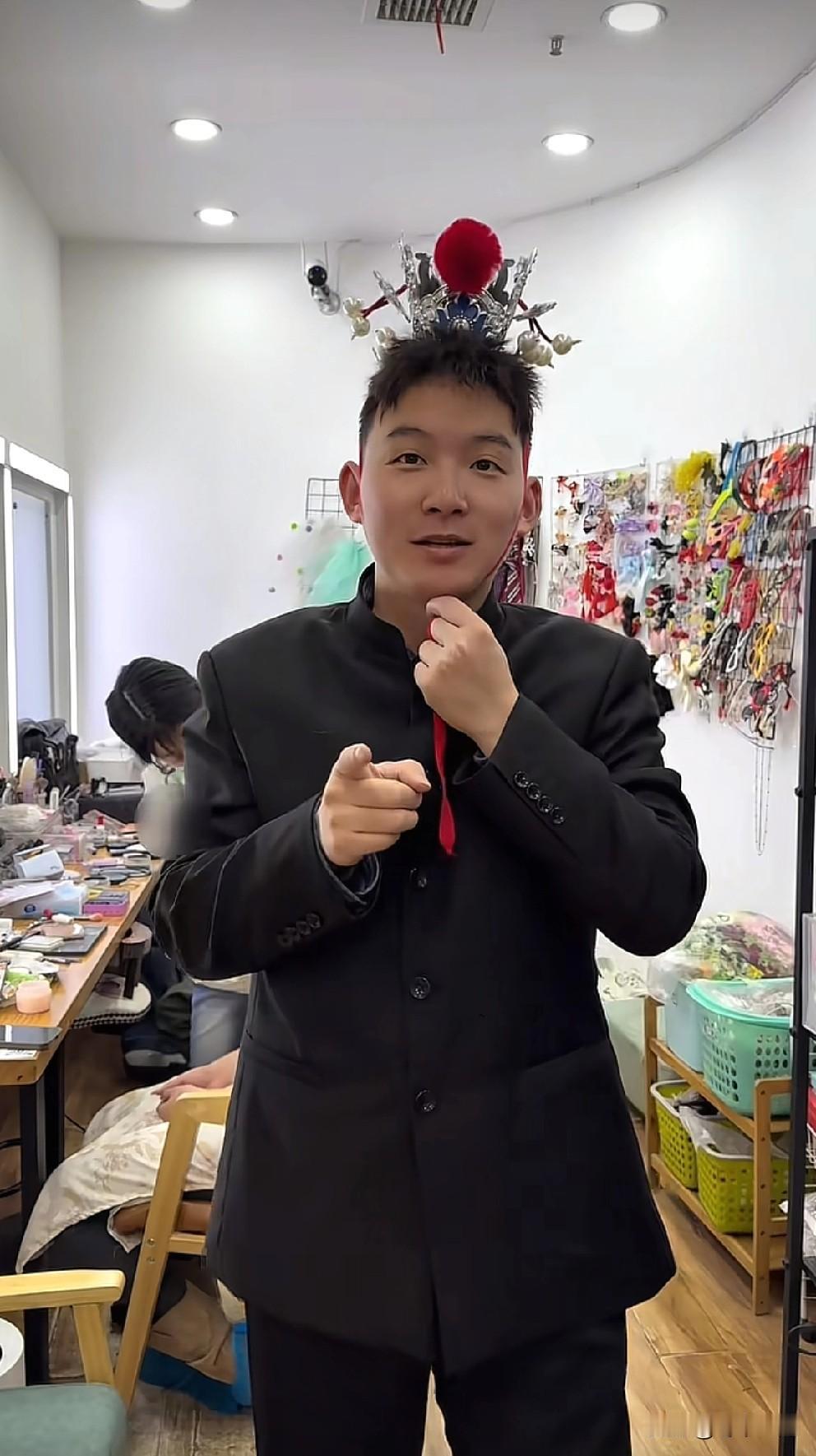 看到许建华带着大儿子谢浩男和三个女儿们拍的全家福后，不由得有些慷慨，里边只缺了谢