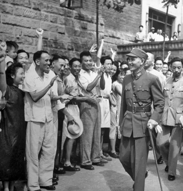 1943年，104岁的虚云禅师坐在重庆的宴席上，蒋介石憋了半天终于开口："大师，