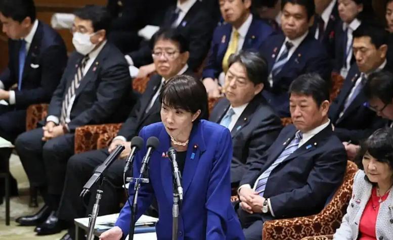 高市早苗的支持率竟然飙升了！她拿日本的国运豪赌，党内却慌了神，急着灭火。可这番姿