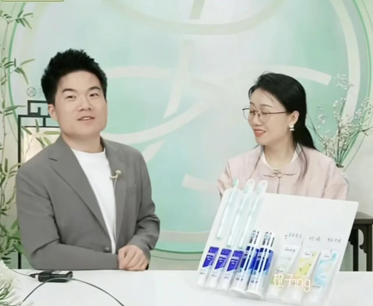 商家拳头都硬了！董宇辉昨晚和潇潇在直播间说自己也买了海蓝之谜，他实在分不清，