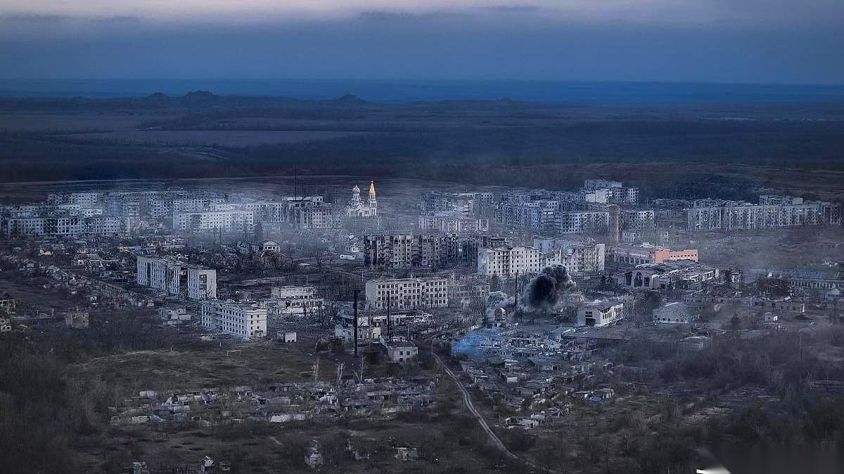 一次只能跑一两个人。真的，就一两个。从那条窄得不能再窄的缝里，玩儿命地往米尔诺