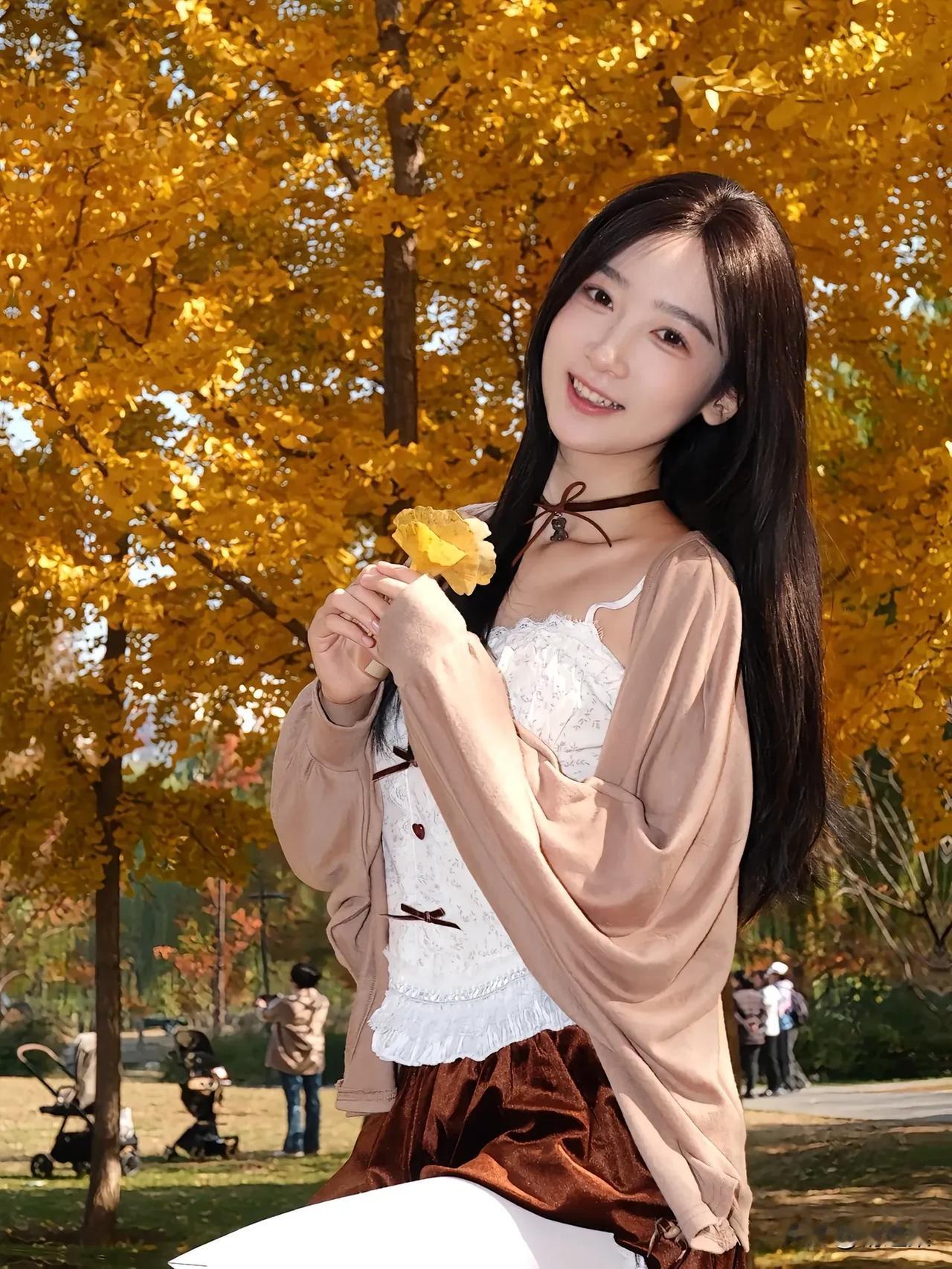 秋叶落，美人笑，花影摇。