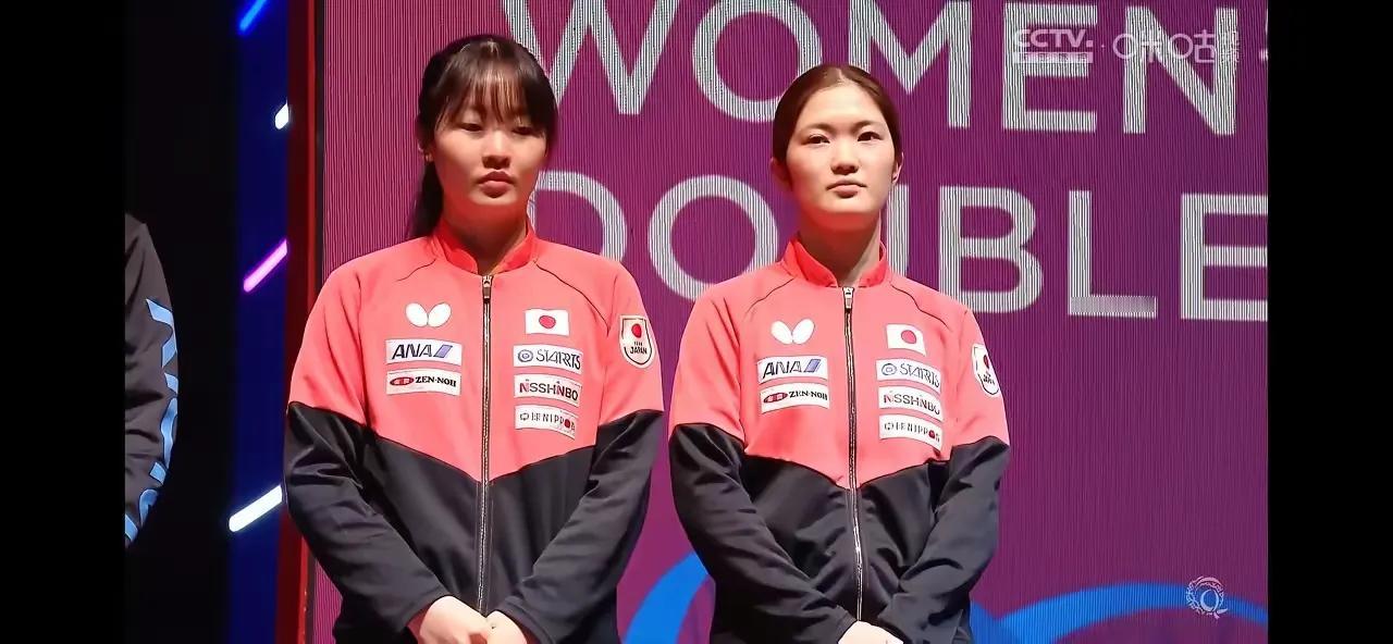 张本美和为啥不高兴？在世乒赛女双颁奖典礼上，日本新星张本美和全程黑脸，未见一丝笑