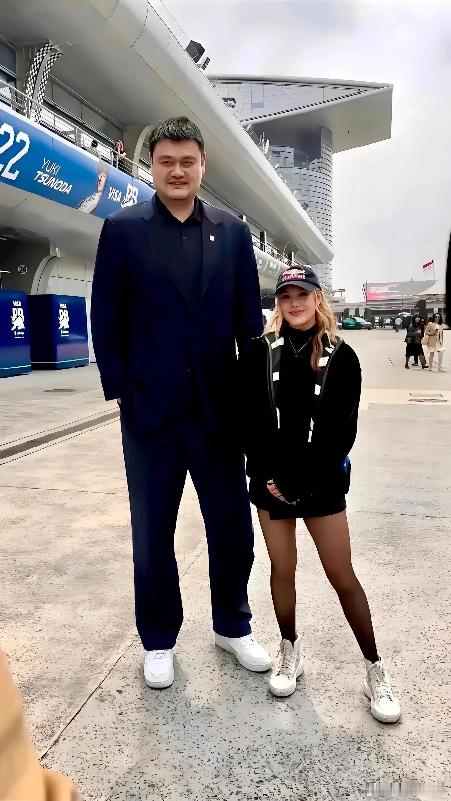 谷爱凌站在姚明身边像个小手办