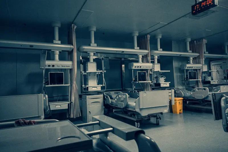 朋友的父亲脑出血进了ICU，医生说情况不乐观，靠机器也撑不了多久。朋友纠结后决定