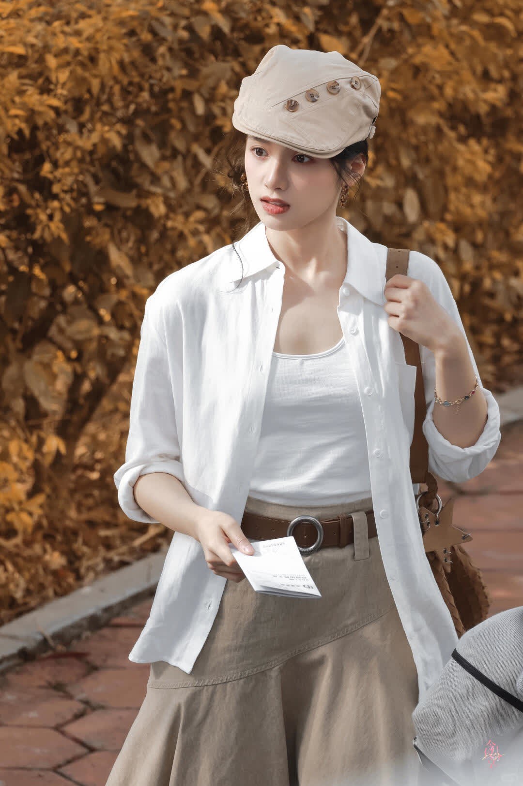 张婧仪路透穿搭，美成啥样了！张婧仪路透穿搭，美成啥样了，站姐拍的太好了，氛围感