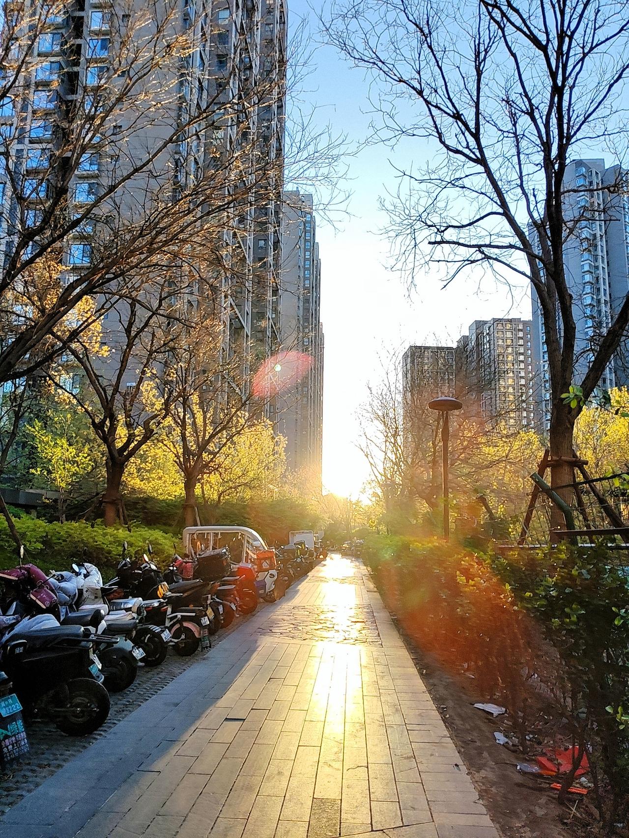 每次去北京医院或同仁医院看病，基本都会去附近的社区食堂解决午饭。那天下着小雨，