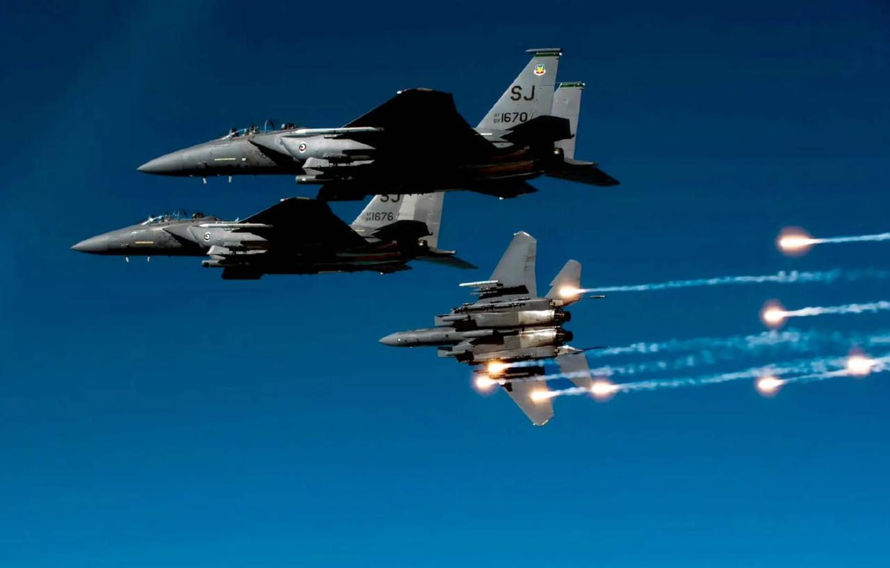 这下看美军还怎么狡辩，脸都要被打疼了吧？伊朗军方宣布击落三架美军战机。不仅如此，