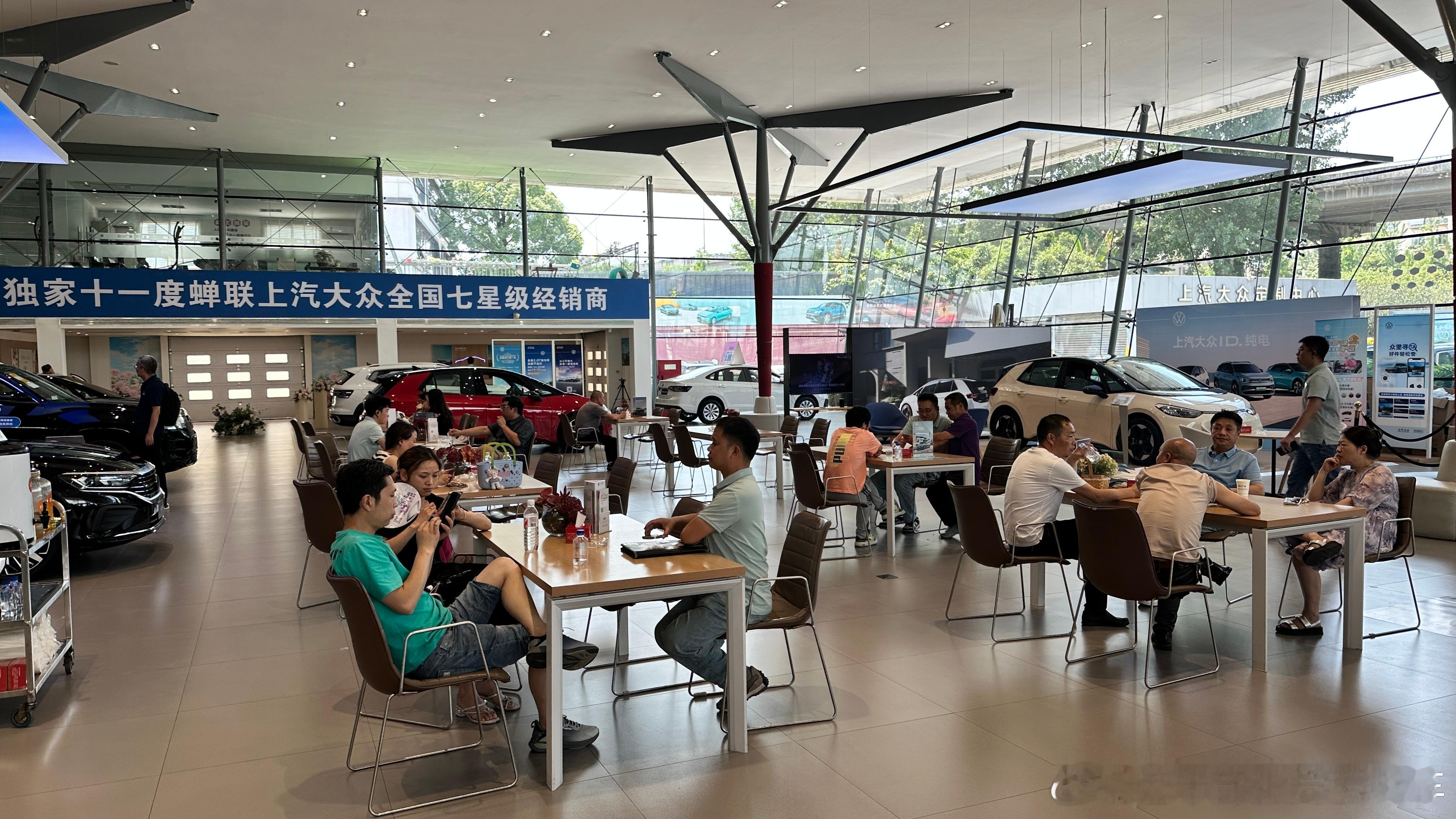 【消费者陷入汽车“国补退坡”恐慌，本周4S店客流明显增多】6月12-13日探店了