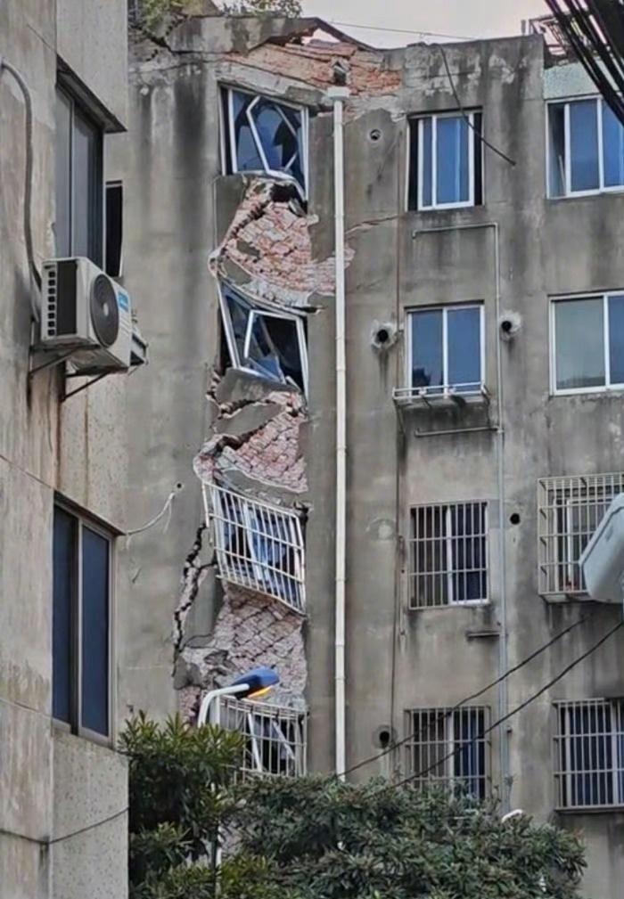 多方回应居民楼沉降7天后拆除这几个新闻都是近段时间看到的，因为沉降导致房子受损的