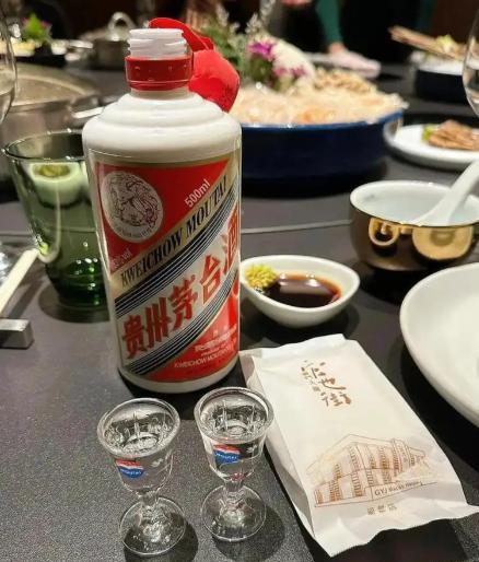 白嫖成功了？2024年3月，新疆乌鲁木齐，一男子在烟酒店买了两瓶好酒，花费540