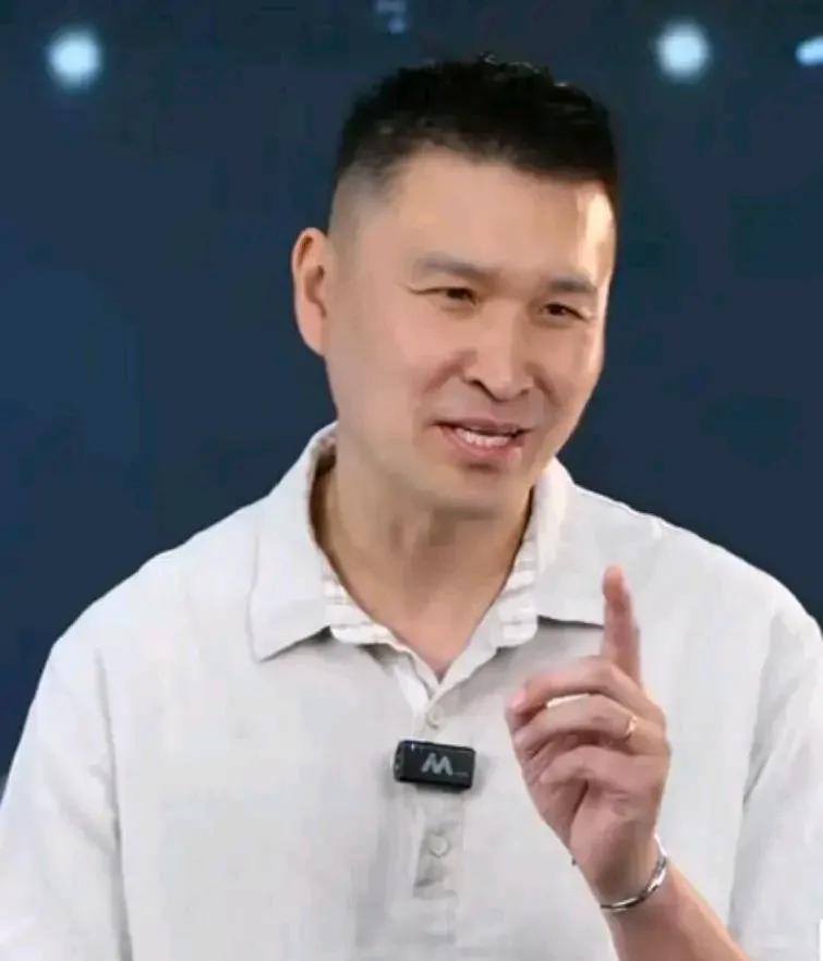霍楠给杨明送大礼？最近网上传出，霍楠出任四川队的副总，就给杨明送了一份