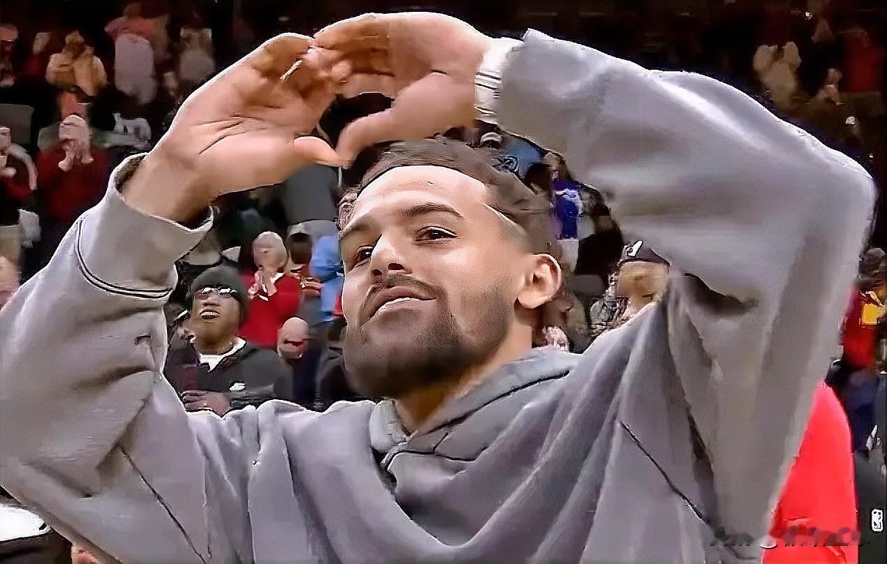 老鹰旧将特雷杨哭了！在今日老鹰对阵奇才的第二节比赛中，老鹰主场播放致谢视频，特雷