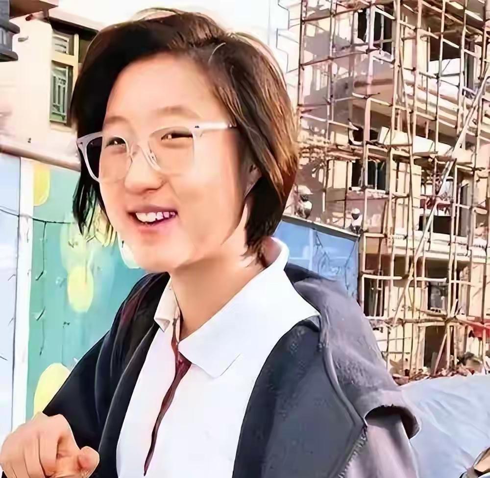 成龙女儿的设计，悄悄藏进《急先锋2》海报里。圈内人都知道。没人说。吴卓林工