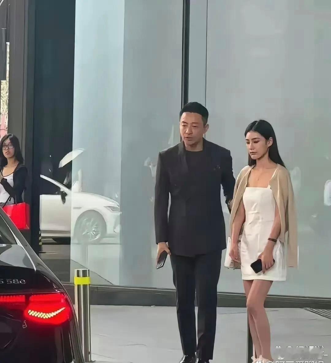 八成是﻿⁠那‏个⁠﻿包没买成⁠，又闹脾气了。