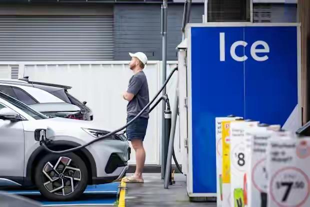 澳洲人这次是真的被油价搞怕了。一升汽油2.53澳元，加满一辆凯美瑞要花130