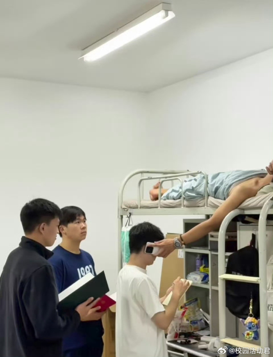《新来的学弟把学生会主席宿舍给查了》​​​​