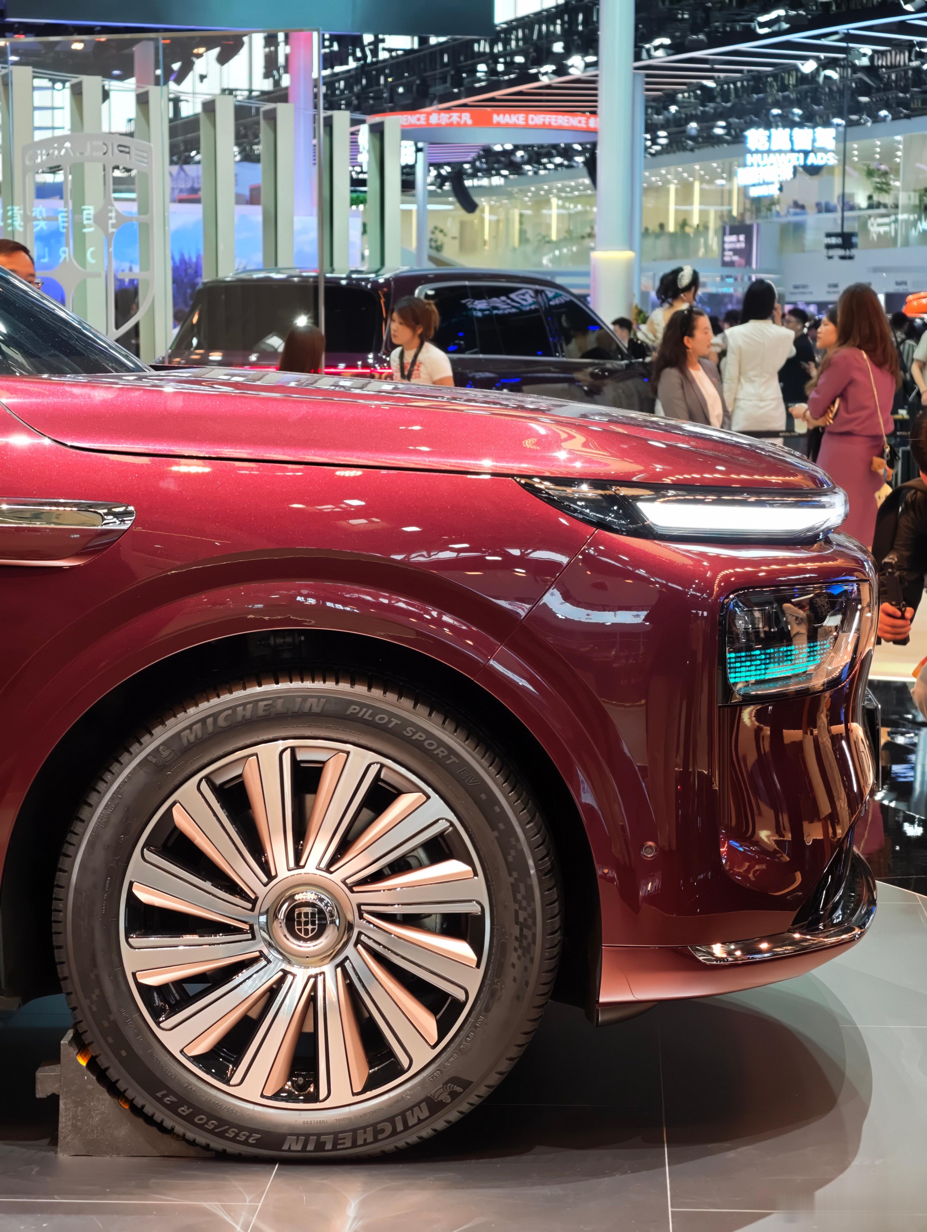 东风和华为合作的「奕境X9」今天在车展首秀这车可真大，车车5301mm、轴距31