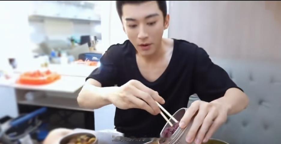 刘学义在剧组吃妈妈做的饭，这事儿是真的。没有精致摆盘，没有营养师搭配，就是家里