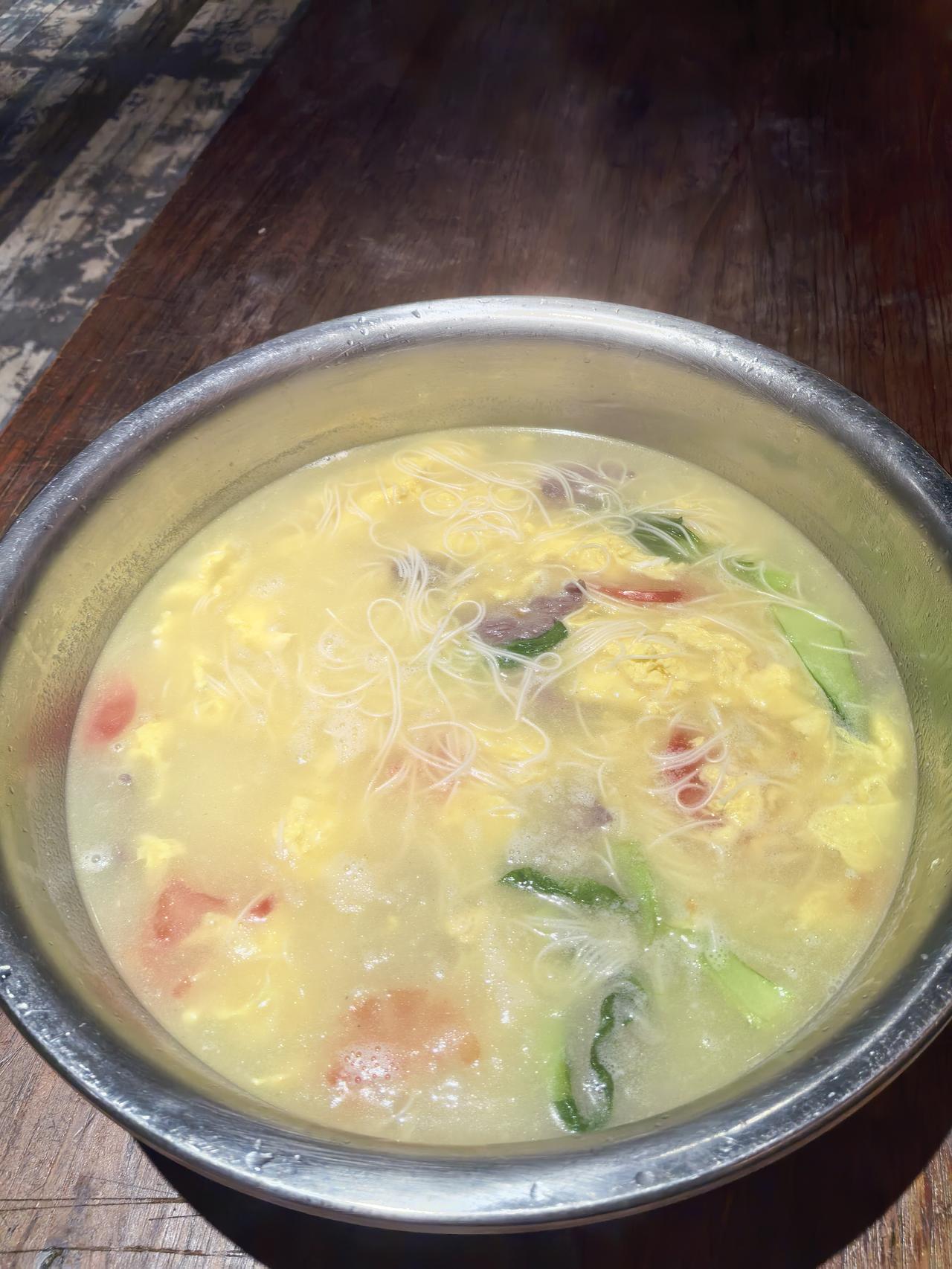 今日晚餐美食分享｜厨师的工作餐，一碗牛肉鸡蛋番茄青菜面的治愈周五的后厨，忙