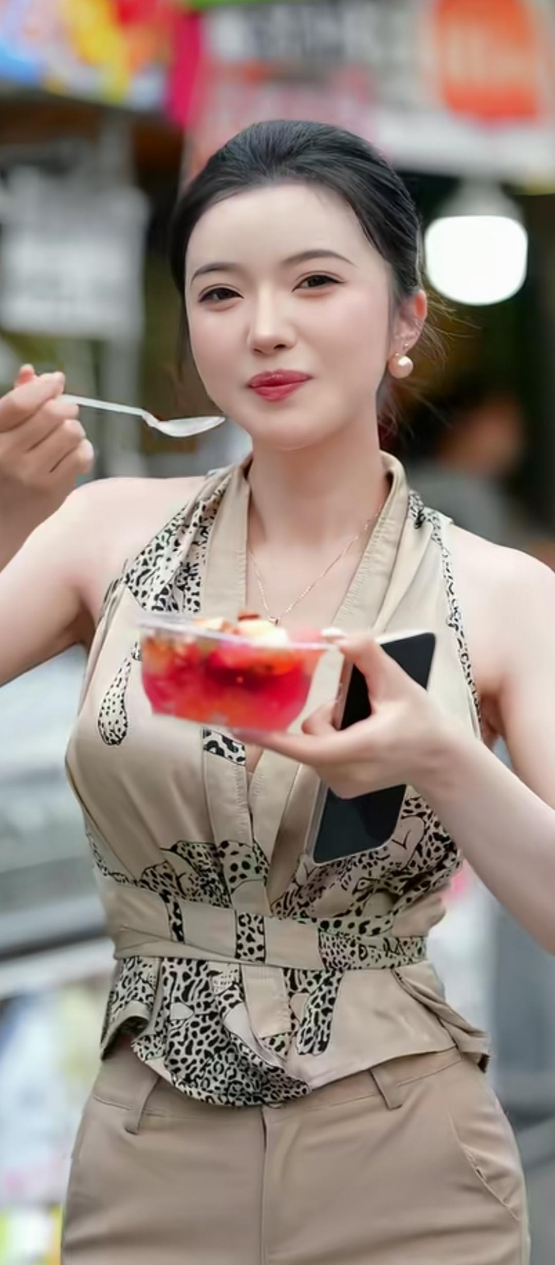 春风拂面笑，花间品佳肴。