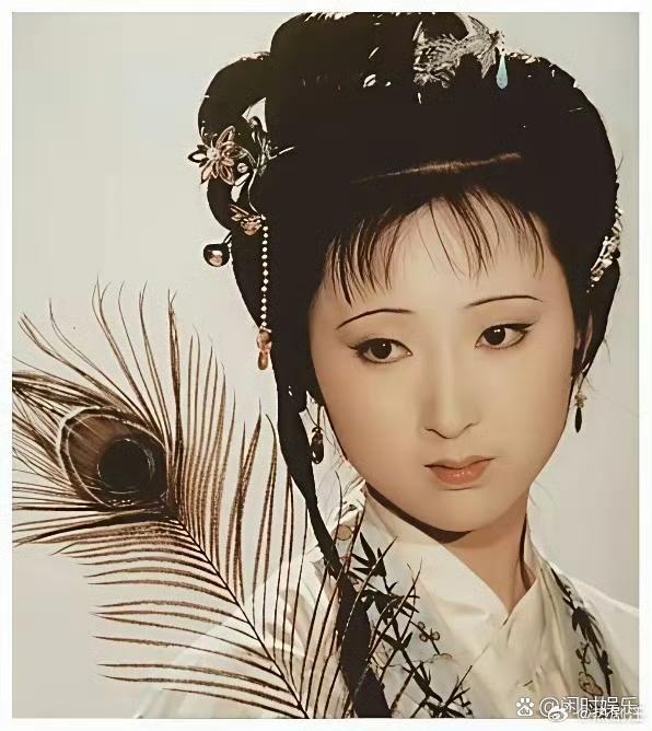 看到陈晓旭1987年在香港宴会上的照片，才知道林黛玉的妆造，完全限制了她的美貌