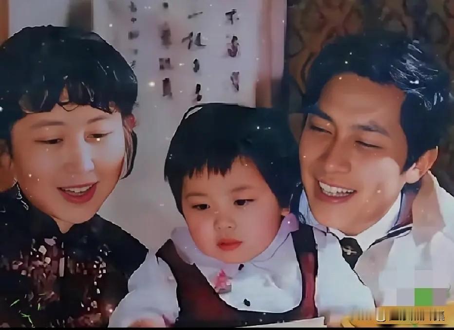 上世纪八十年代，年轻时的唐国强与发妻孙涛以及女儿唐莉的全家福。两人的缘分始于19