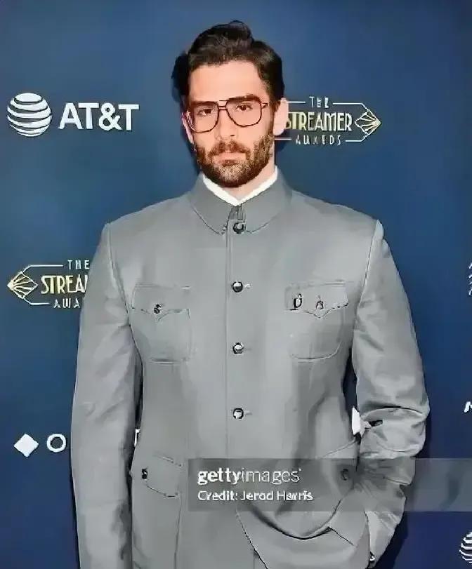 Hasan穿着深色中山装刚踏上红毯，华裔女主持就笑着来一句“这是要去革命？”现场