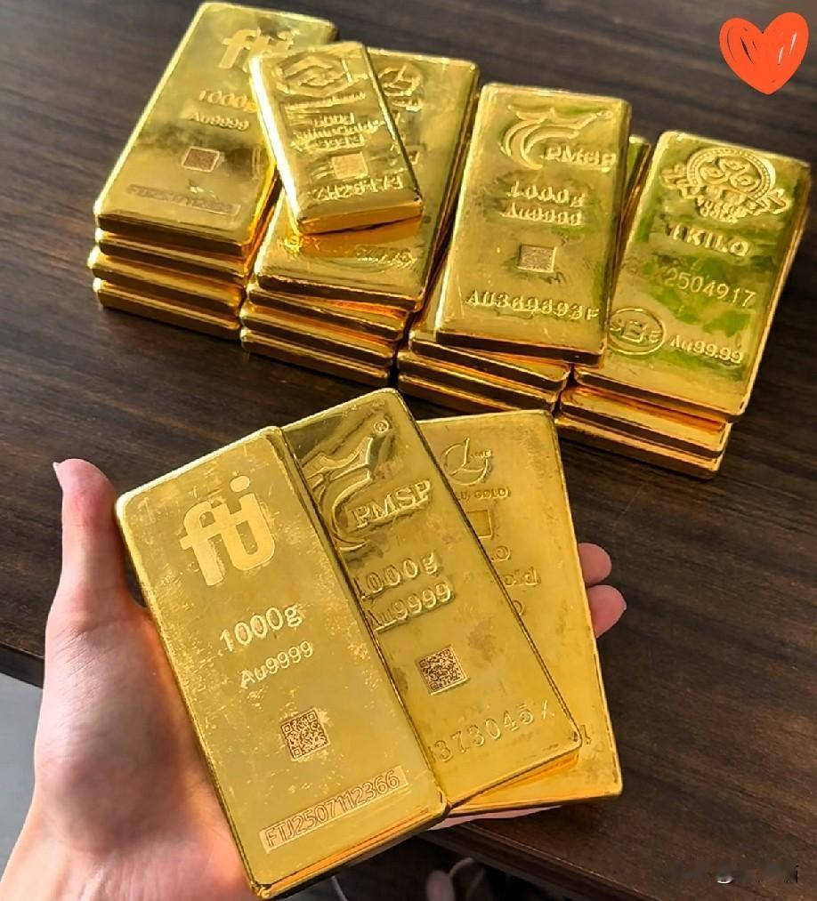 前一天还在庆幸金价飙涨，想着再等等能多赚一笔；第二天直接傻眼——黄金跌回“8