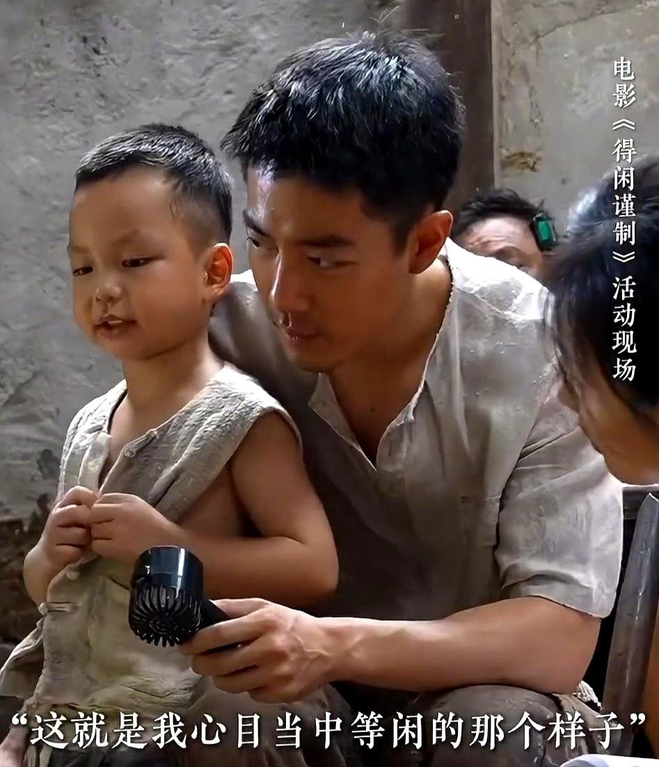 休息时悄悄给糖，这画面太像肖战了。最近有张温馨互动图让很多人想到了他。其实这