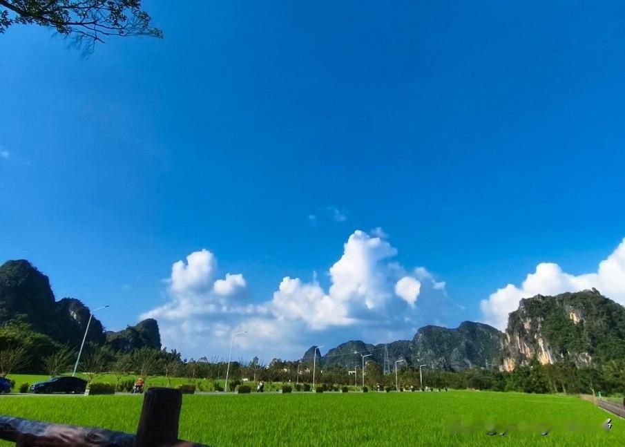 位于广东阳江阳春市的那星村，这里凭借着漂亮的喀斯特地贸易及平坦的稻田，形成了一派