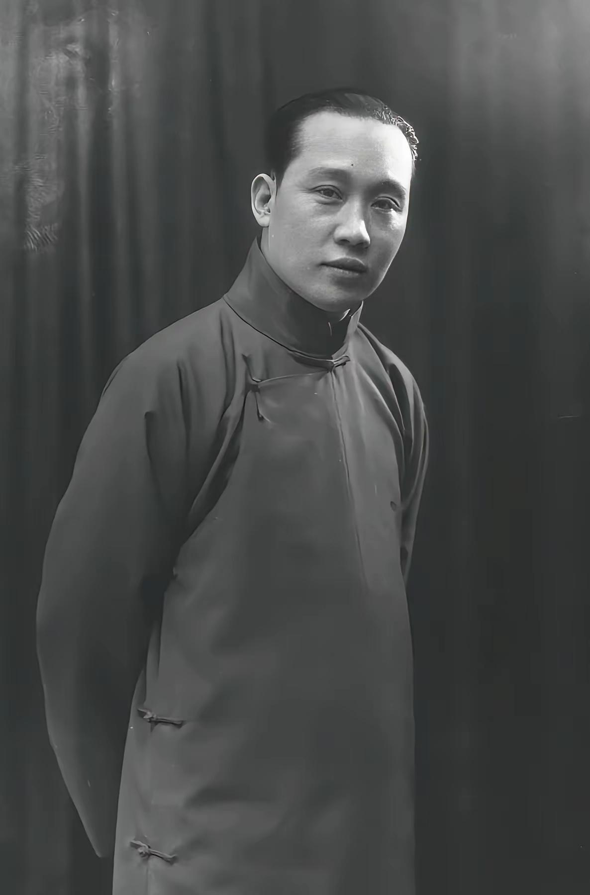 1918年，荀慧生办喜事。他乐呵呵地把“媳妇儿”抱进屋，一掀盖头，整个人都傻了。