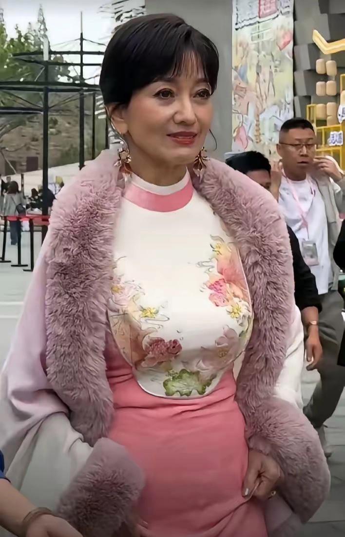 73岁赵雅芝活动生图刷屏，她穿着粉色刺绣旗袍，身姿挺拔，笑容温婉。高清生图中眼角