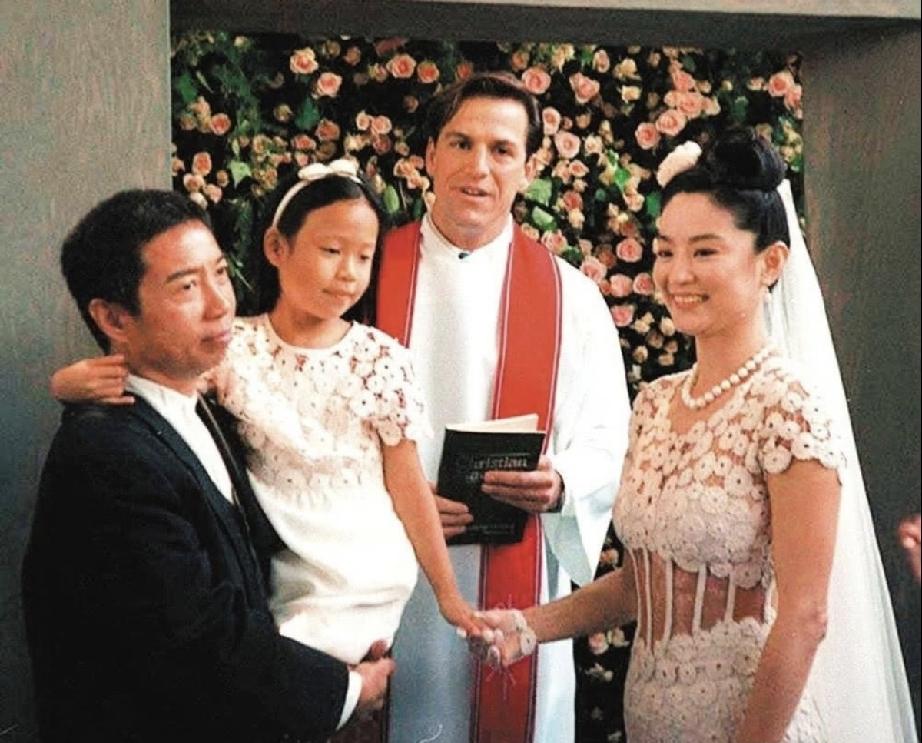 林青霞的婚姻成谜。当年的她和秦汉是受追捧的金童玉女，两人爱的热烈而浪漫如同言情