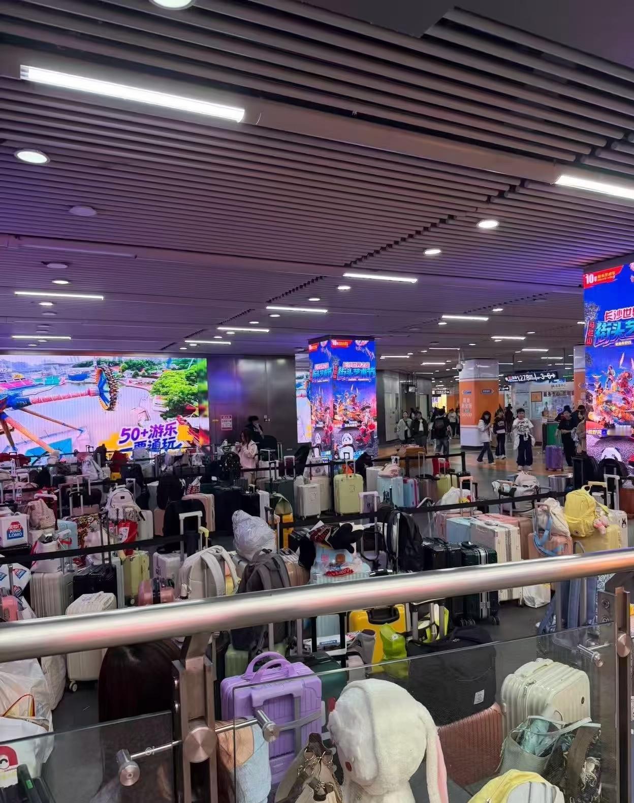 长沙五一广场现状大家是都魔怔了吗！地铁站直接这样放行李，不怕被拿错吗[我想静静