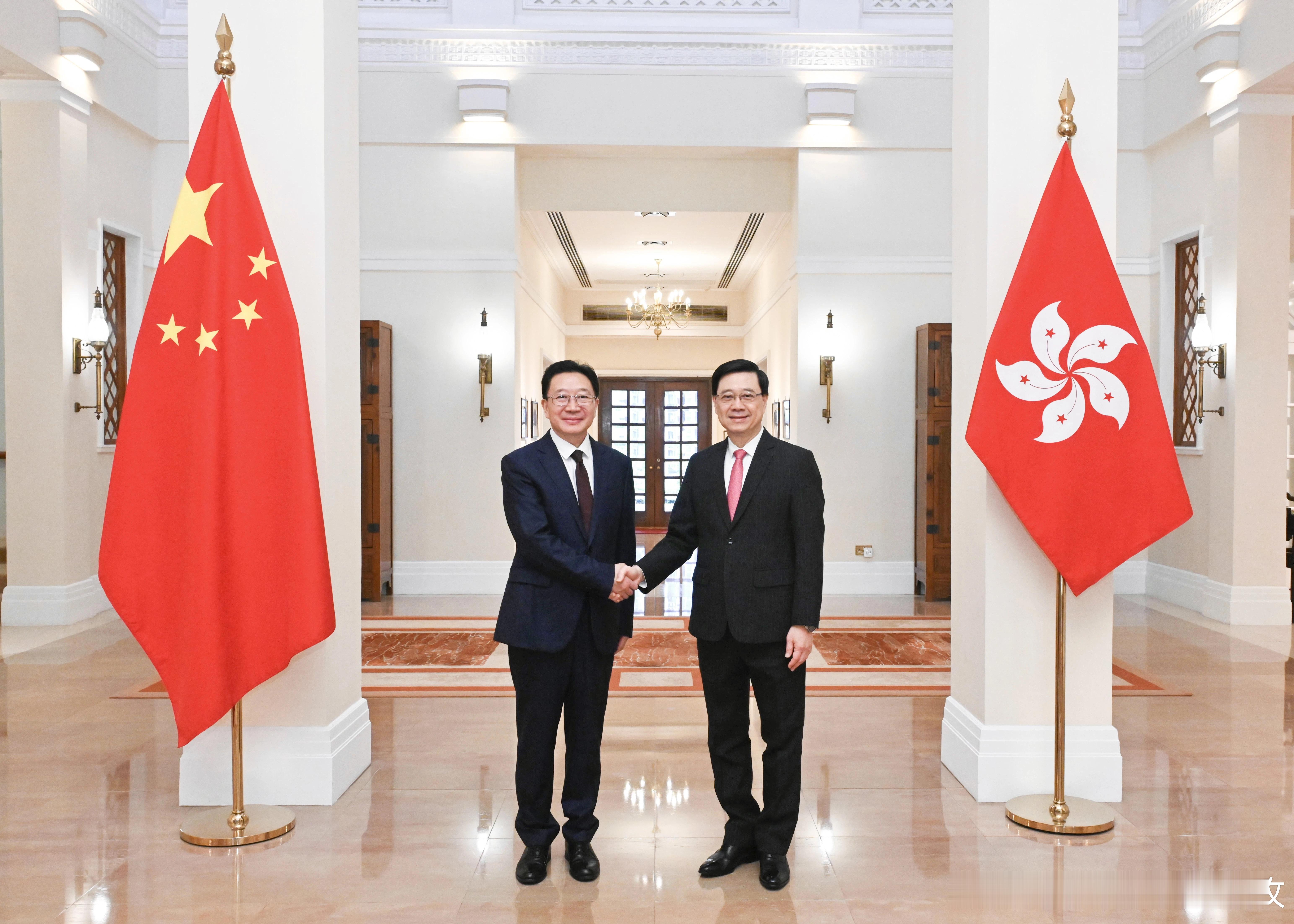 5月31日下午，中央政府驻港联络办主任周霁到礼宾府拜会香港特别行政区行政长官李家