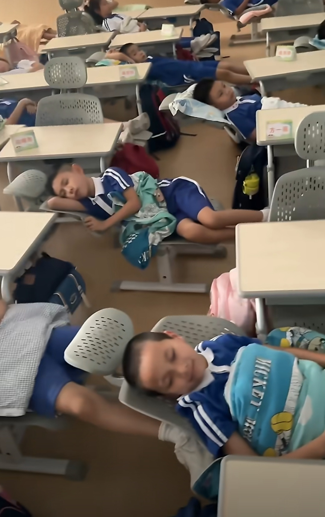深圳小学午休椅火了感觉不太舒服，但肯定比趴在桌子上睡舒服多了​​​